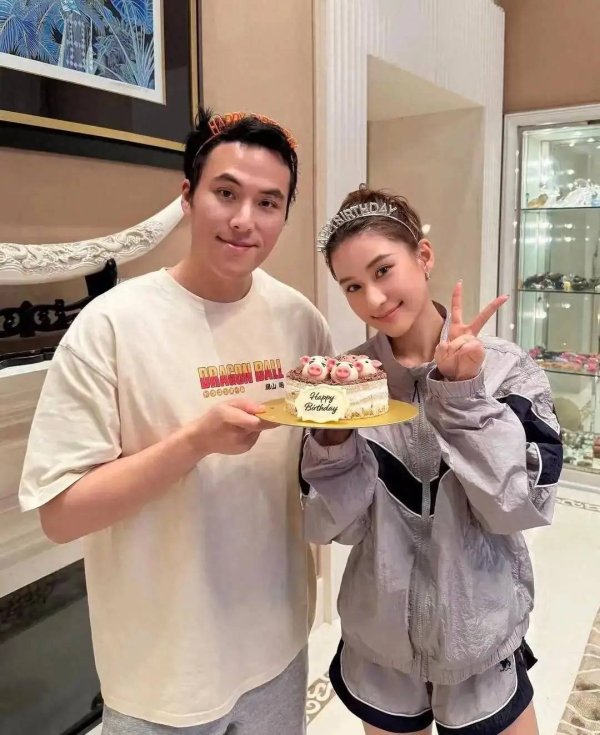 股速查 何超莲34岁生日三房大合体，陈婉珍状态佳豪宅窗外景吸睛